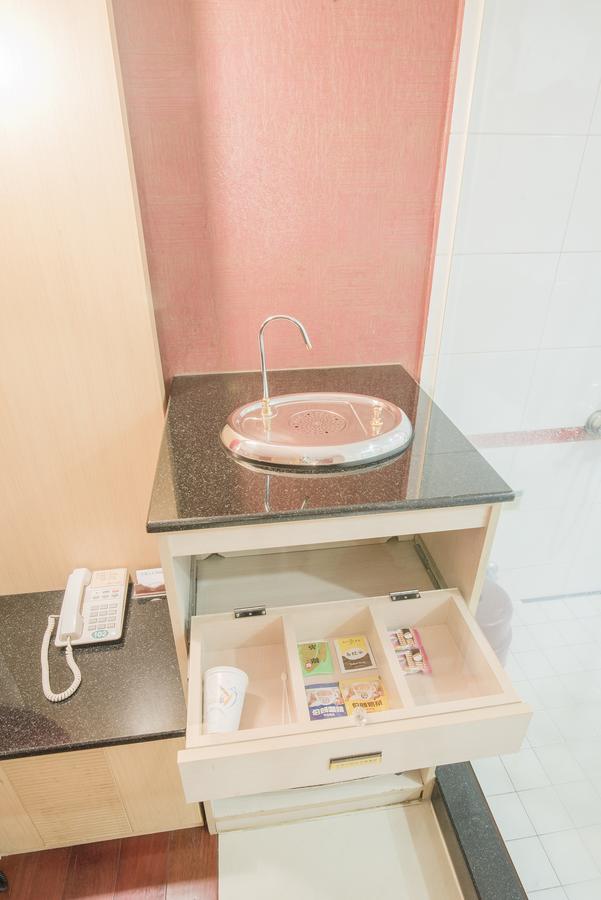 Alexander Motel Kaohsiung Extérieur photo