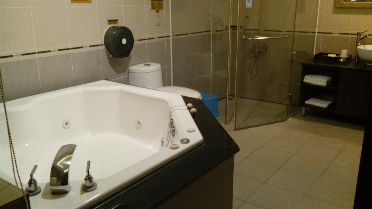 Alexander Motel Kaohsiung Extérieur photo