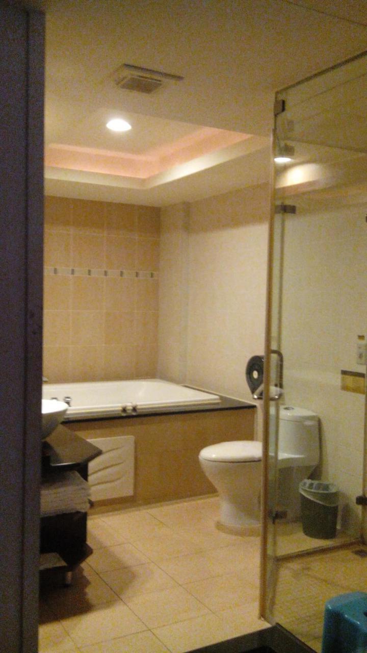 Alexander Motel Kaohsiung Extérieur photo